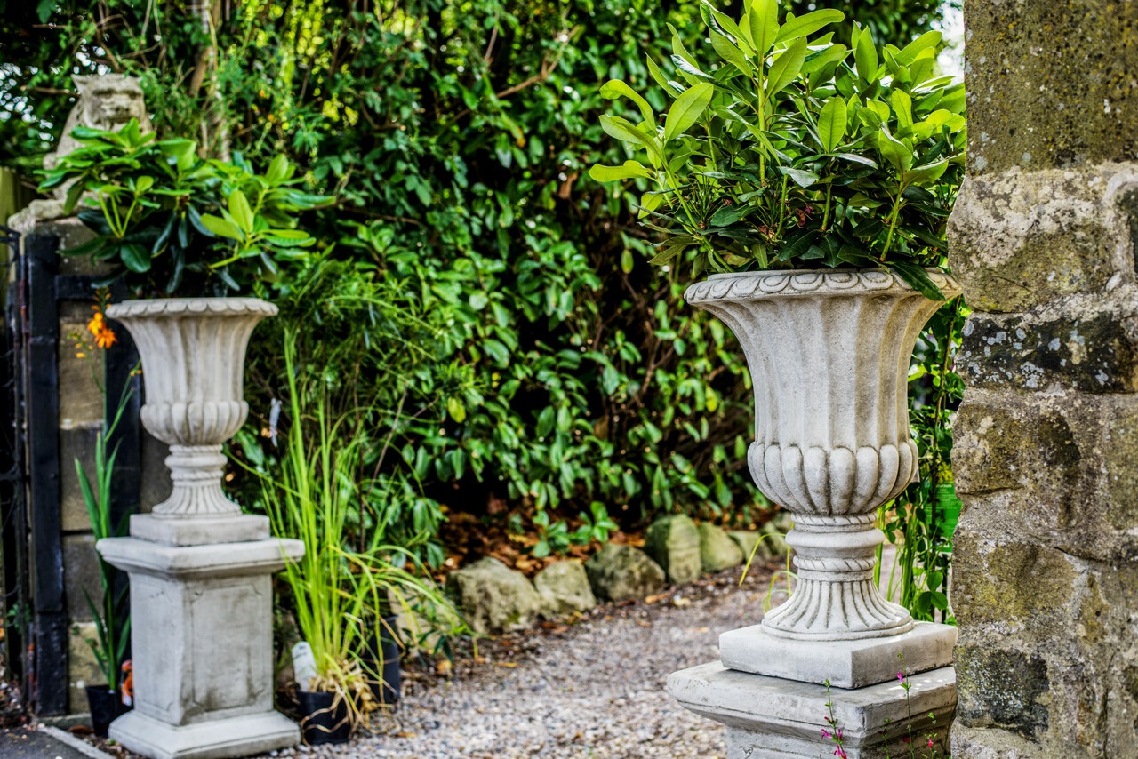 Classic style elegant garden urns